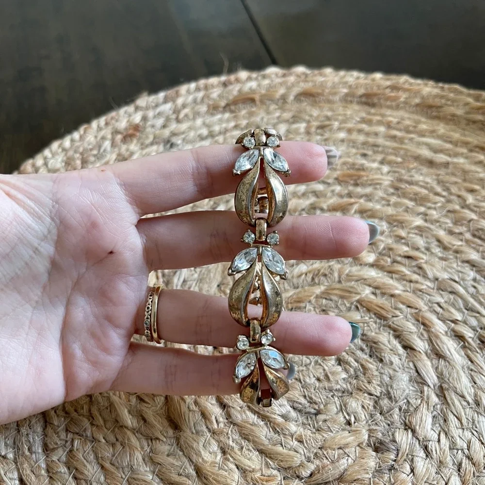 Vintage Trifari Gold Tone Rhinestone Floral Link Bracelet Crystal Botanical Leaf